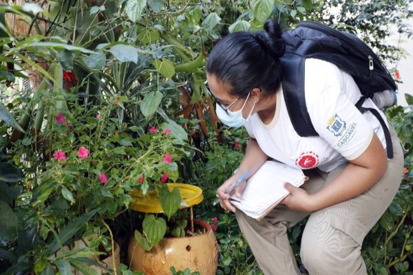 Guerra à dengue: Agentes de endemias e militares do Exército realizam ação no bairro Cascavel Velho