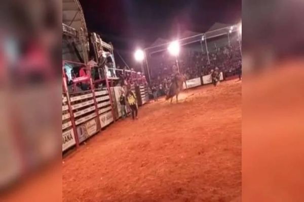 Peão morre após ser pisoteado por touro em prova de rodeio; vídeo