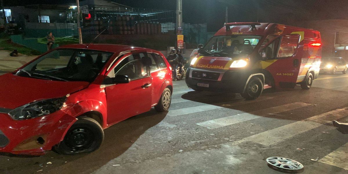 Duas pessoas ficam feridas após forte colisão de trânsito na Rua Europa
