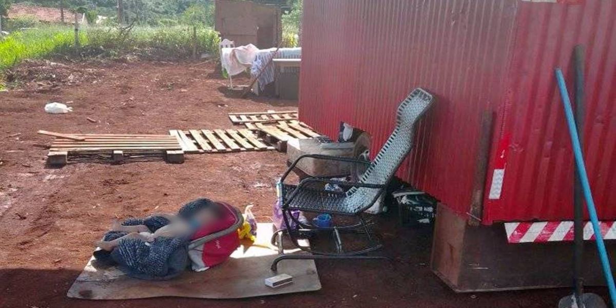 Mãe e recém-nascido são obrigados a morar em contêiner abandonado, por falta de condição financeira