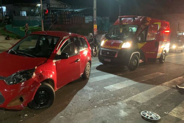 Duas pessoas ficam feridas após forte colisão de trânsito na Rua Europa