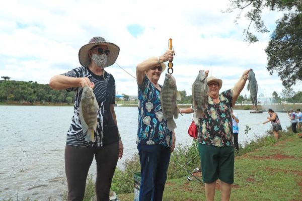 Idosos têm tarde de pescaria no Lago Municipal de Cascavel
