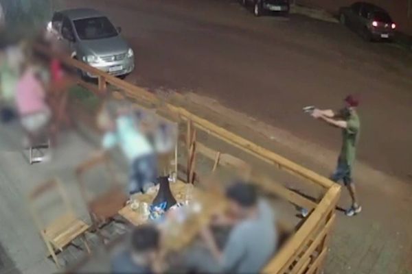 Imagem referente a notícia: Câmera de segurança registra tentativa de homicídio no Bairro Interlagos