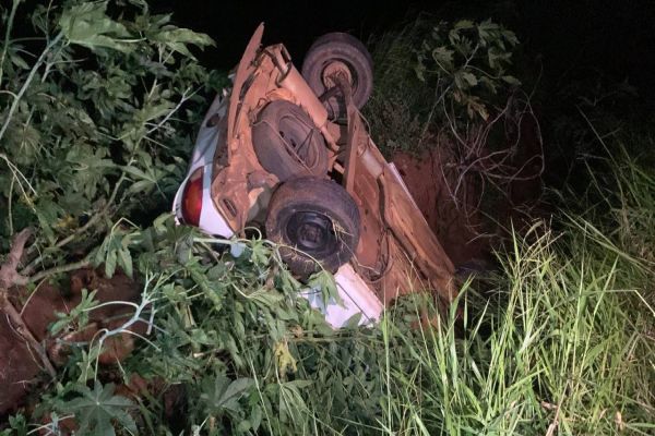 Imagem referente a notícia: Duas pessoas ficam feridas em capotamento na PR-180 em Cascavel