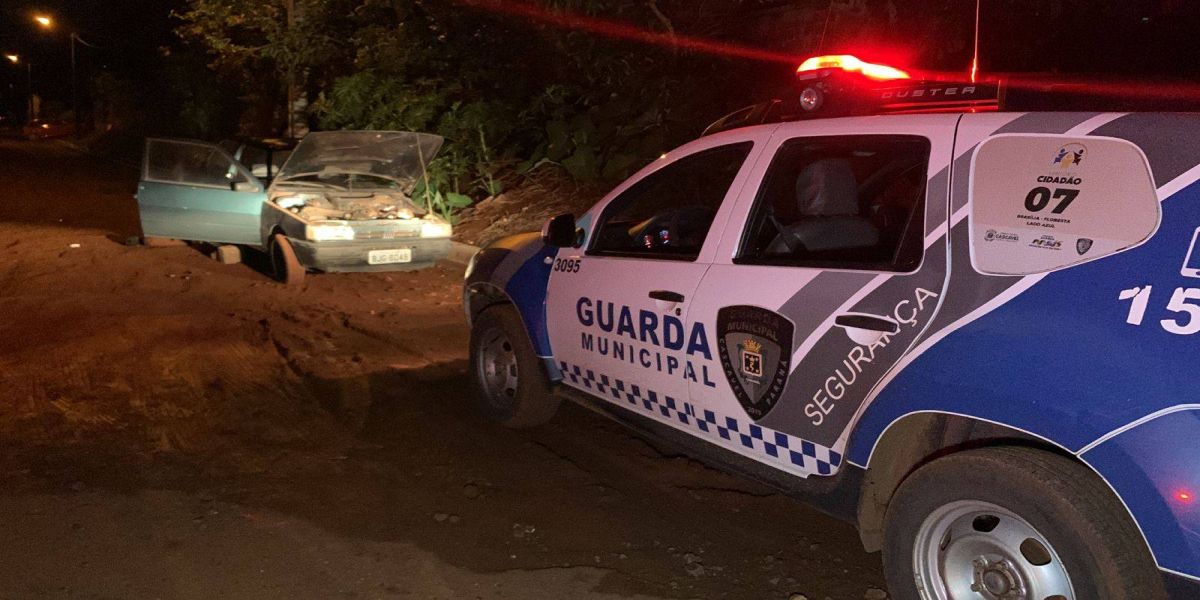 Guarda Municipal age rápido e detém dois indivíduos depenando veículo furtado no Bairro Tarumã