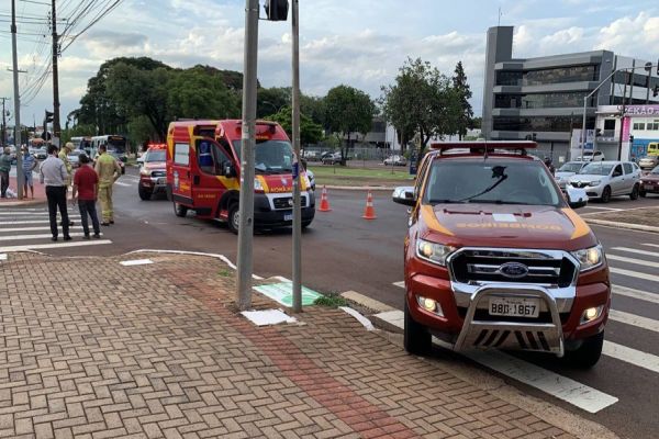Imagem referente a notícia: Motociclista fica em estado grave após colisão de trânsito na Avenida Brasil