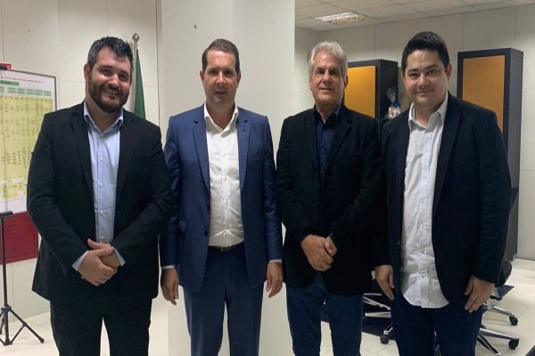 Comitiva do Consamu participa de  reunião com secretário Micheletto