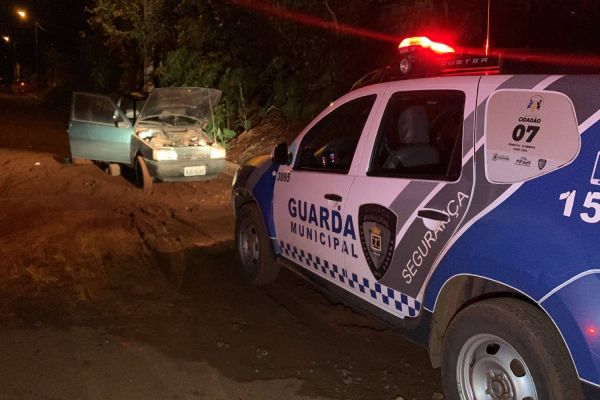 Imagem referente a notícia: Guarda Municipal age rápido e detém dois indivíduos depenando veículo furtado no Bairro Tarumã