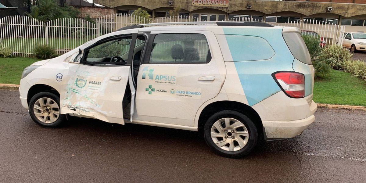 Carro da Secretaria de Saúde de Pato Branco colide contra ônibus na marginal da BR-277, em Cascavel