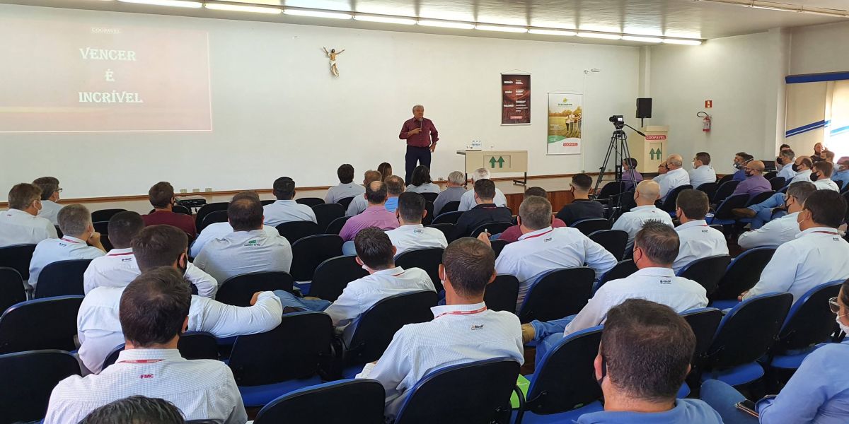 Coopavel envolve gerentes e líderes em evento sobre gestão e inovação