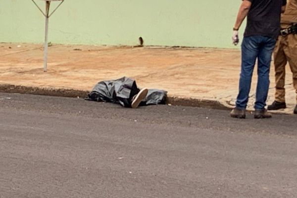 Imagem referente a notícia: Jovem de 21 anos é morto a tiros após briga de trânsito na Rua Cuiabá em Cascavel