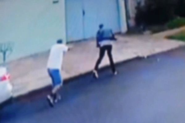 Imagem referente a notícia: Câmera de segurança registra homicídio de jovem de 21 anos no Bairro Neva