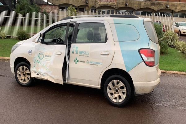 Imagem referente a notícia: Carro da Secretaria de Saúde de Pato Branco colide contra ônibus na marginal da BR-277, em Cascavel