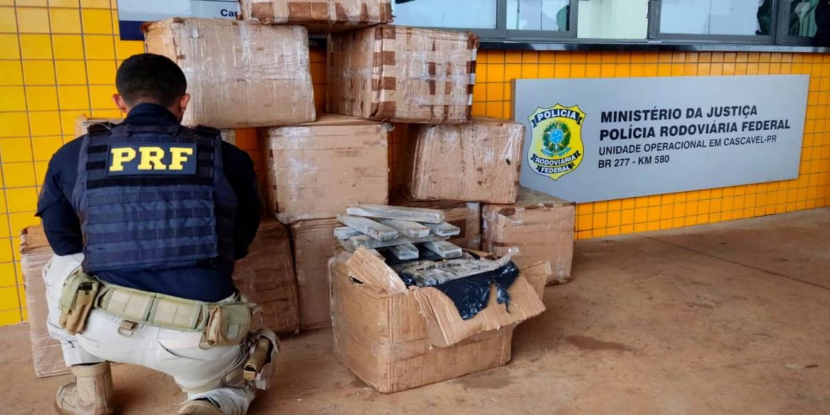 PRF apreende 654 kg de maconha em veículo de carga roubado