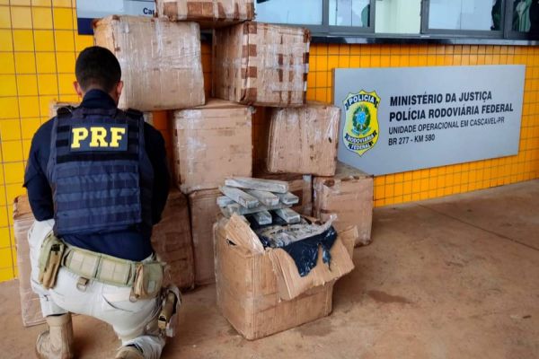 PRF apreende 654 kg de maconha em veículo de carga roubado