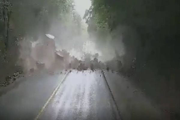 Imagem referente a notícia: Que susto! Caminhoneiro flagra deslizamentos de pedras em rodovia no sudoeste do Paraná