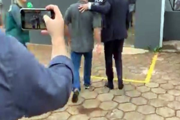 Imagem referente a notícia: É preso o acusado pela morte de Ailson Augusto Ortiz no Bairro Neva, em Cascavel