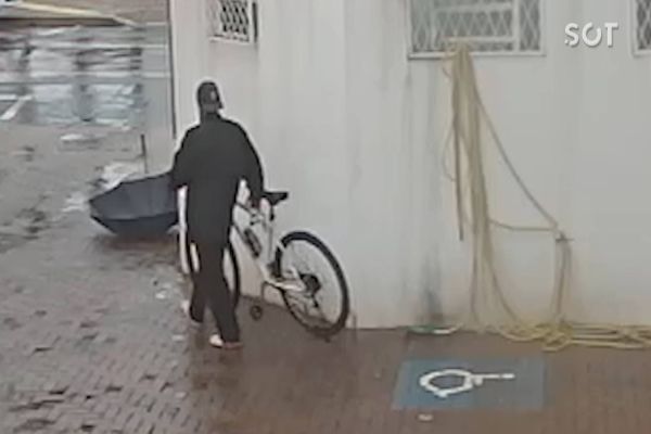 Imagem referente a notícia: Câmera de segurança registra o furto de Bicicleta em comercio no centro de Cascavel