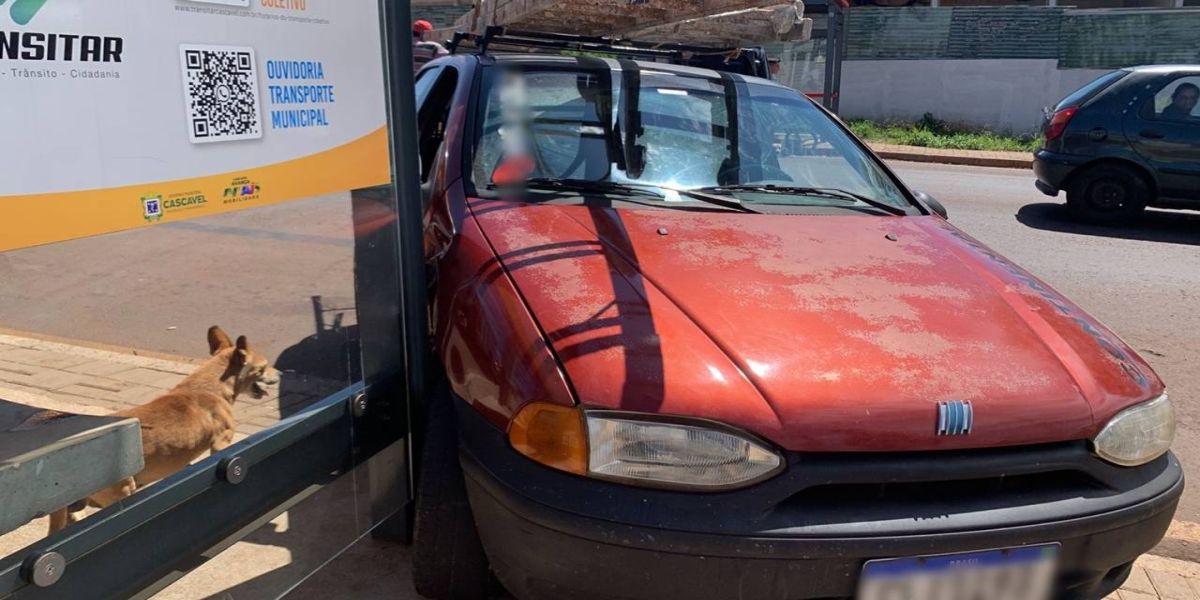Veículo colide contra ponto de ônibus no Bairro Brasmadeira