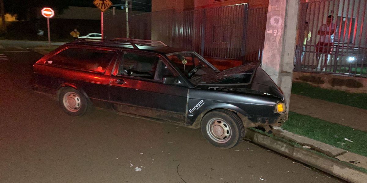 Casal e duas criança ficam feridos após forte colisão de trânsito no Jardim Riviera