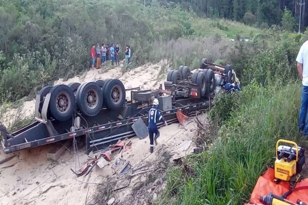 Caminhoneiro morre em grave acidente de trânsito na PR-158