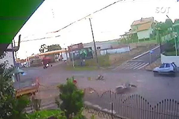 Imagem referente a notícia: Impressionante: Motociclista é atropelado por caminhão após acidente entre duas motos