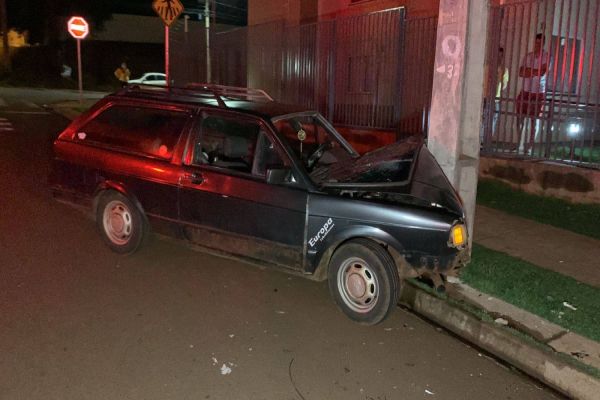Imagem referente a notícia: Casal e duas criança ficam feridos após forte colisão de trânsito no Jardim Riviera