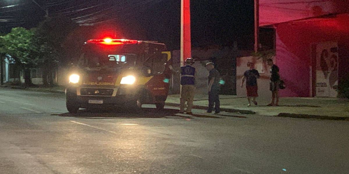 Homem de 37 anos fica ferido após colisão entre carro e moto no Bairro São Cristóvão
