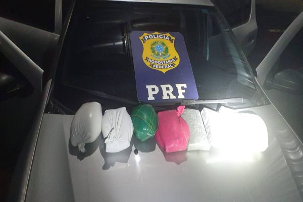 Imagem referente a notícia: PRF encontra droga em tanque de combustível de Sandero na BR-277