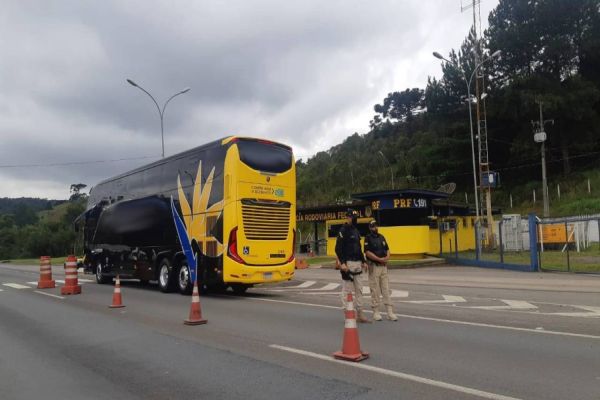 PRF flagra motorista de ônibus bêbado que transportava 29 pessoas no Paraná