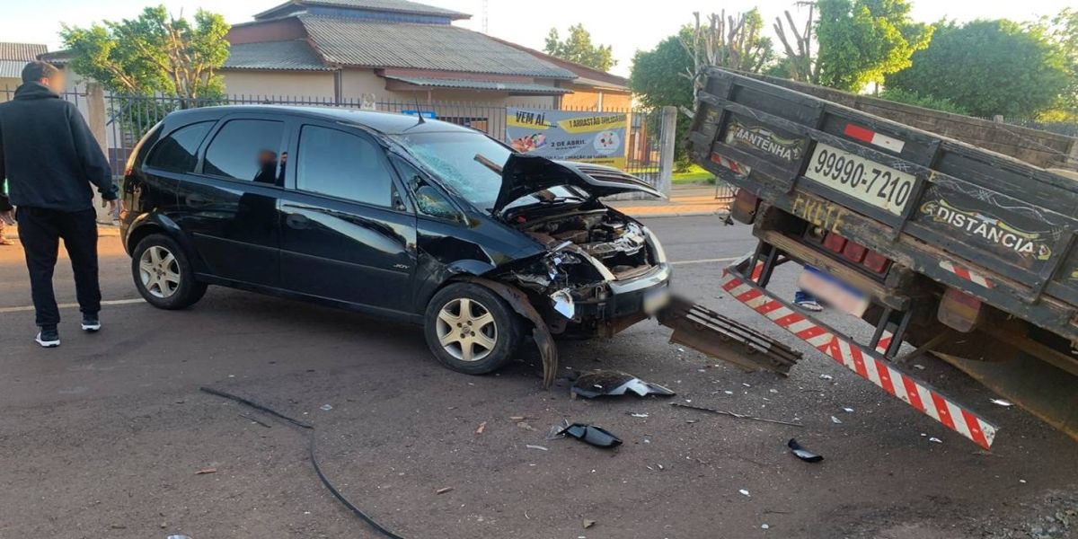 Meriva fica com a frente destruída após colidir em caminhão estacionado no Bairro Periolo
