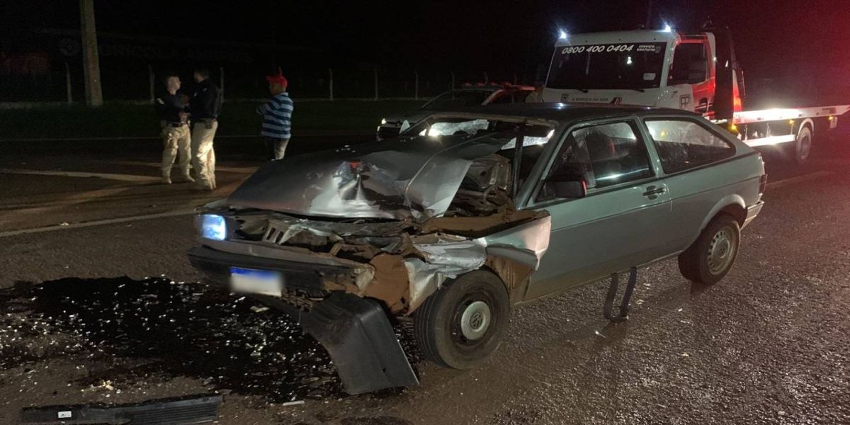 Veículo Gol fica com a frente destruída em colisão traseira na BR-277, em Cascavel