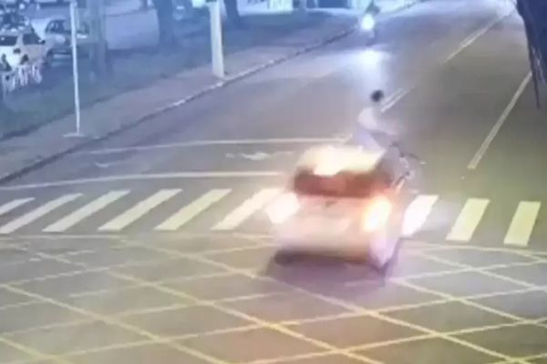 Imagem referente a notícia: Ciclista de 17 anos morre após ser atropelada e arremessada a 20 metros; Imagens fortes