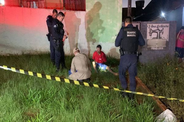 Imagem referente a notícia: Homem leva tiro no pé após tentativa de assalto em casa de policial no Bairro Cascavel Velho