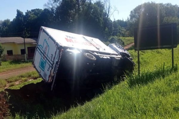 Homem fica encarcerado após forte colisão de trânsito na BR-277 em Guaraniaçu