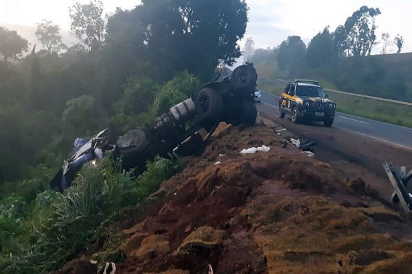 Homem de 41 anos morre em grave acidente envolvendo caminhão que transportava óleo vegetal na BR-376