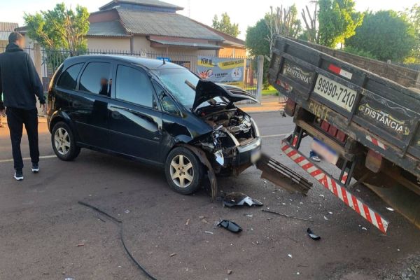 Imagem referente a notícia: Meriva fica com a frente destruída após colidir em caminhão estacionado no Bairro Periolo