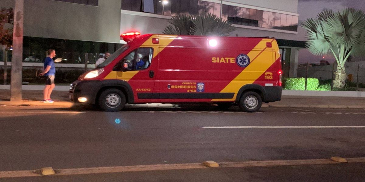Motociclista fica ferido após ser fechado por carro na Avenida Tancredo Neves