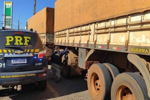 Imagem referente a notícia: PRF apreende mais de meia tonelada de maconha, eletrônicos, pneus e cigarros na fronteira do Brasil