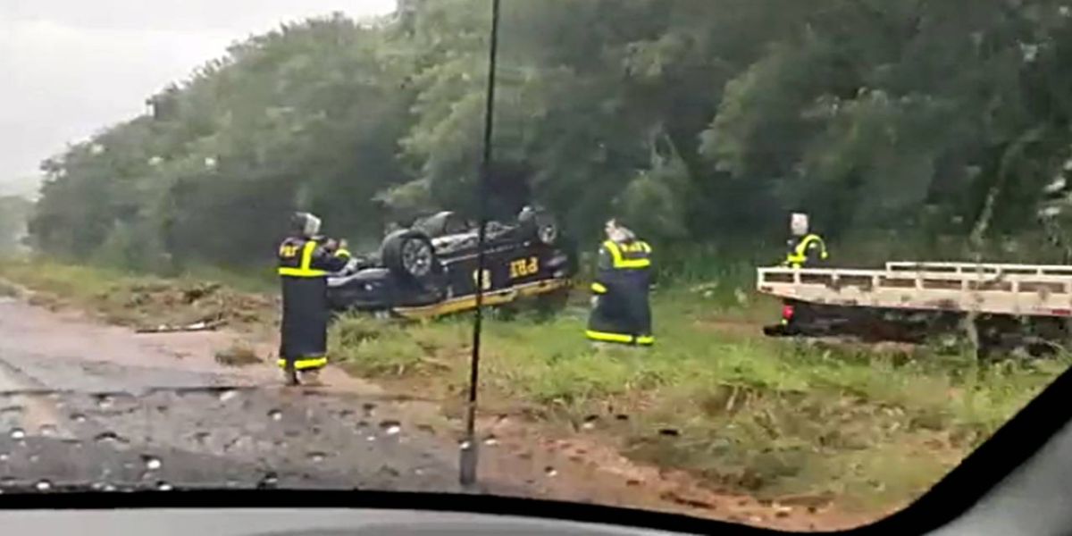 Viatura da Polícia Rodoviária Federal capota na BR-272 entre Guaíra e Terra Roxa