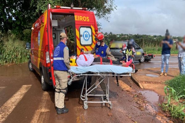 Imagem referente a notícia: Mulher de 28 anos sofre contusão em crista ilíaca após colisão entre carro e moto no Bairro Tarumã