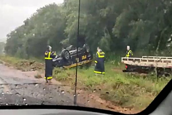 Viatura da Polícia Rodoviária Federal capota na BR-272 entre Guaíra e Terra Roxa