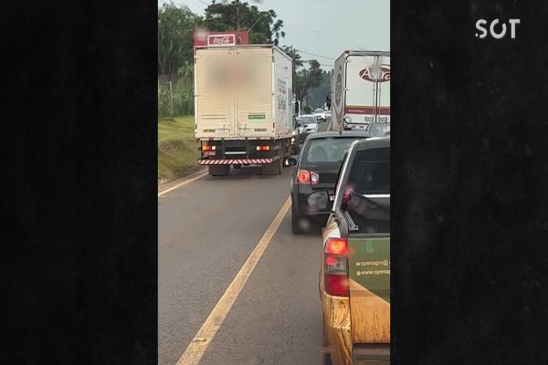 Imagem referente a notícia: Motorista tenta ultrapassar pela contramão e dá de cara com a PRF em Cascavel