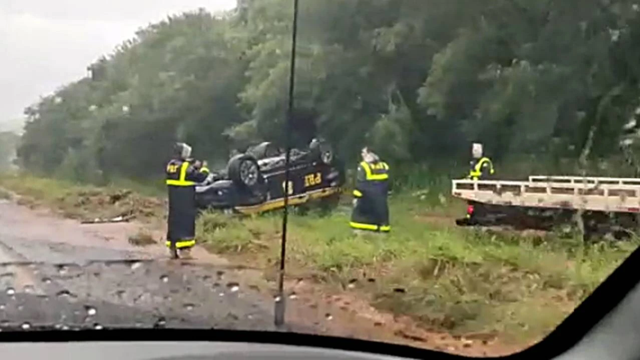 Foto relacionada a notícia: Viatura da Polícia Rodoviária Federal capota na BR-272 entre Guaíra e Terra Roxa