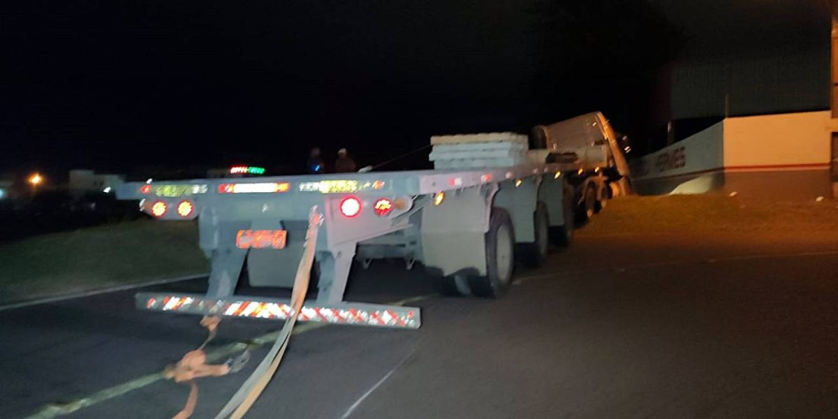 Após falha no freio, caminhão sai da pista e para as margens da rodovia BR-277