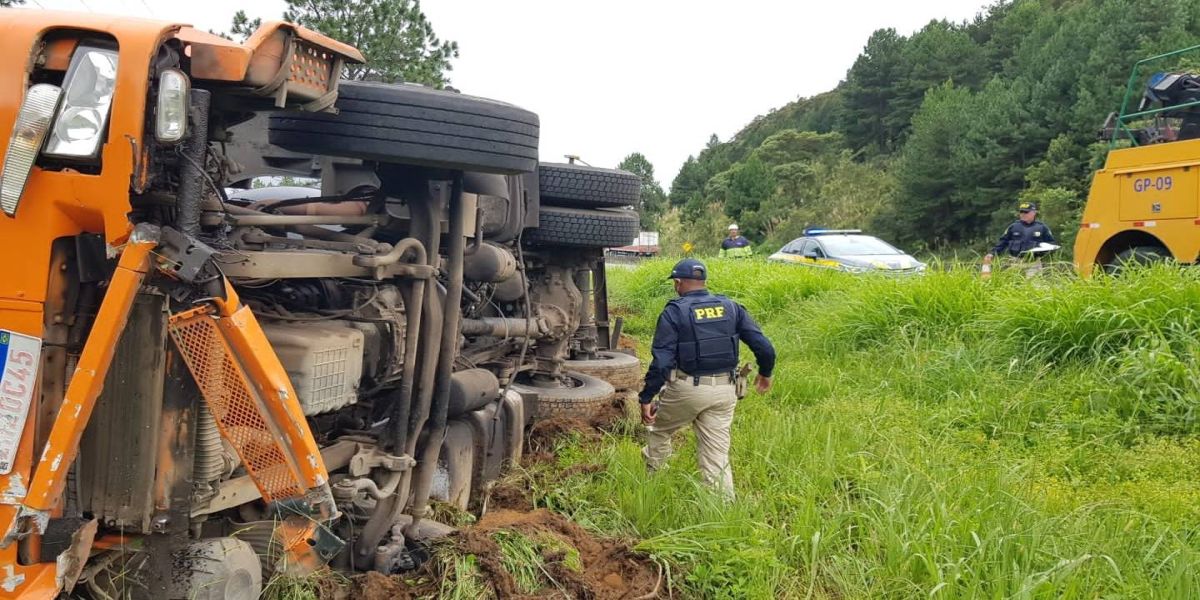 Motorista morre em grave acidente envolvendo uma carreta com óleo vegetal que tombou na BR-116