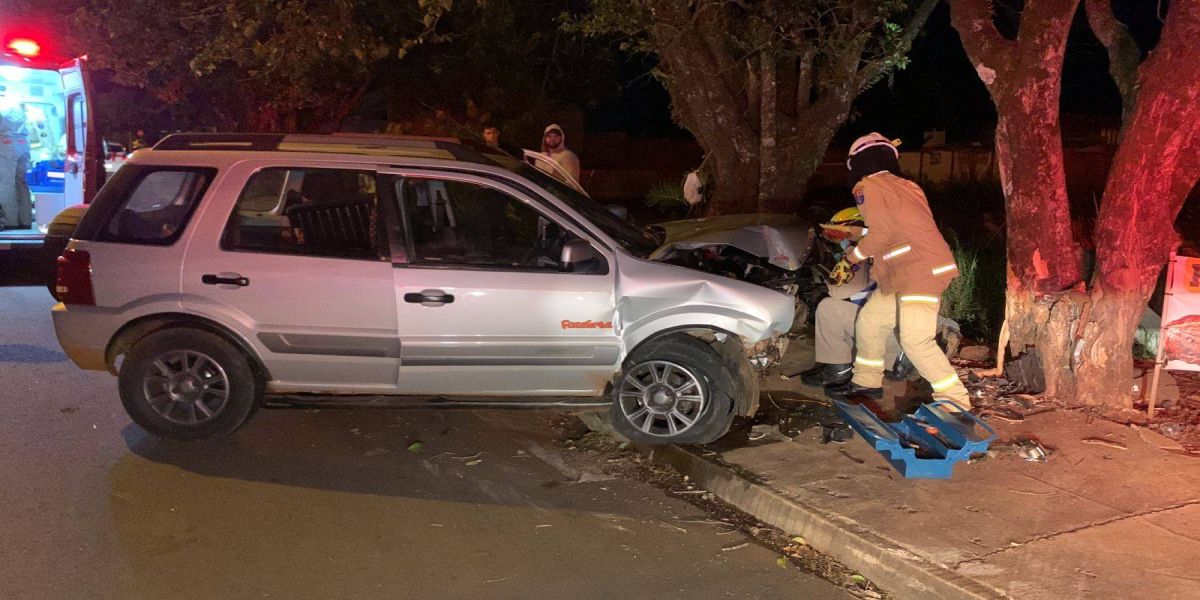 Homem de 48 anos fica em estado grave após colidir automóvel em arvore no Bairro Turisparque