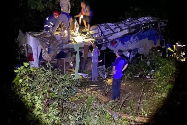 Ônibus cai em ribanceira e deixa 10 mortos e outros 21 feridos na PR-090
