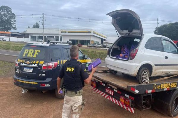 Imagem referente a notícia: Após fuga pela BR-277, PRF prende homem com 400 quilos de maconha num celta