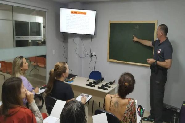 Advogadas assistem a aula teórica de armamento e tiro